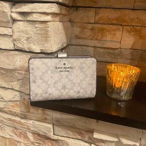 Kate Spade New York Lucy Spade Flower Medium Bifold Wallet, Light Gray